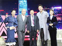 新望董事長(zhǎng)羅永輝與著名歌星劉尊老師、汪正正老師、郭津彤老師、主持人雅琪在北京電視臺(tái)錄制節(jié)目現(xiàn)場(chǎng)親切合影